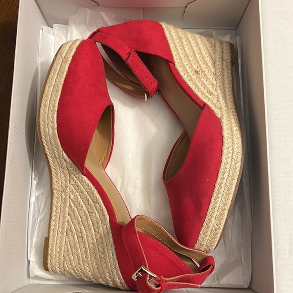 ****Brand New****Crown & Ivy Lonnie Wedges - Picture 6 of 6